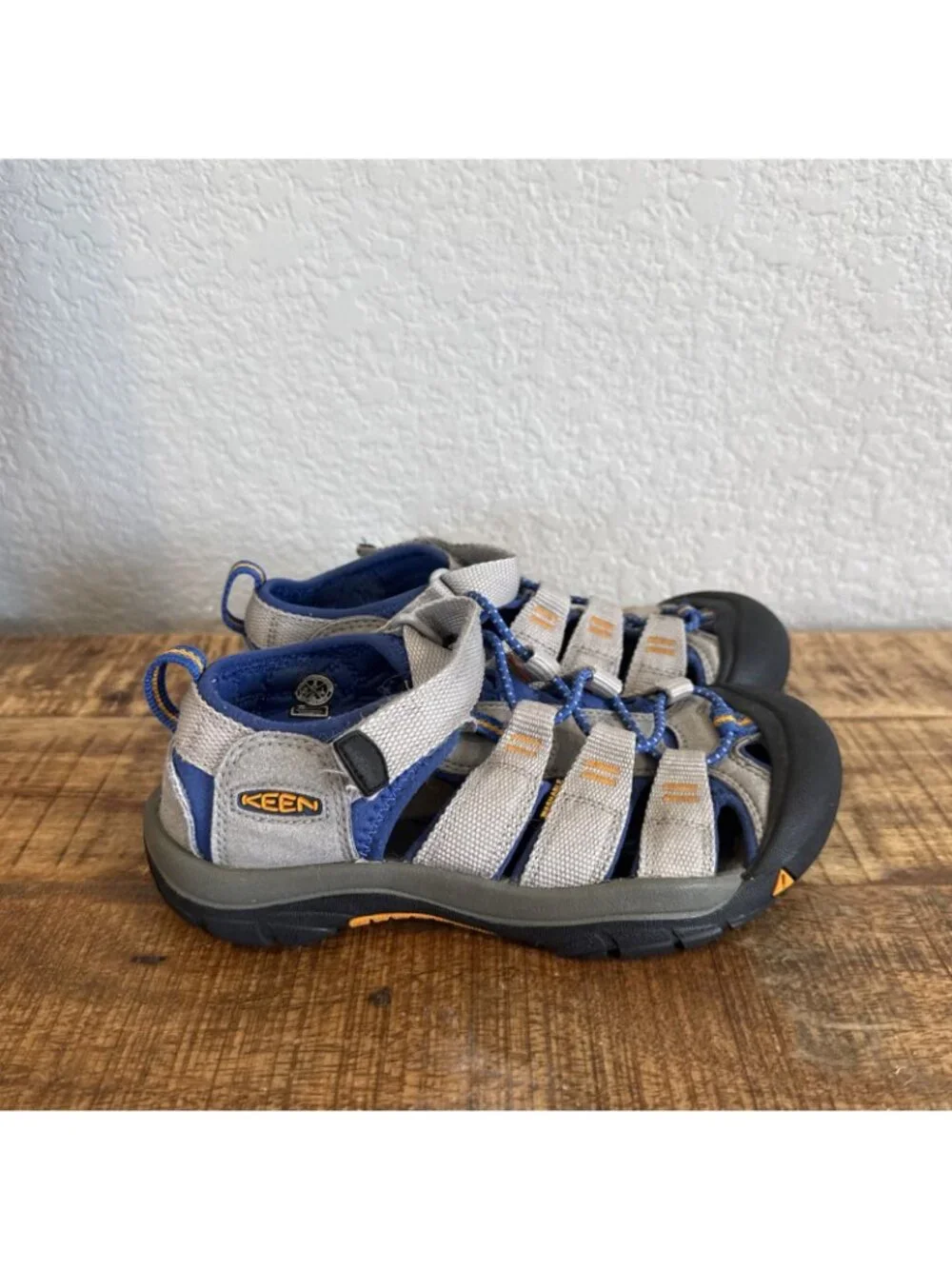 Keens Kids Sandals Gray size 2 YOUTH Washable Hiking Outdoor Boys Closed Toe